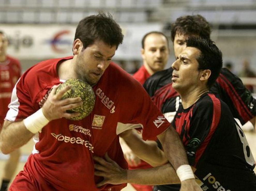 Bartolomé busca la posición ante la presión de Gerard Espigol, en el partido del pasado sábado.