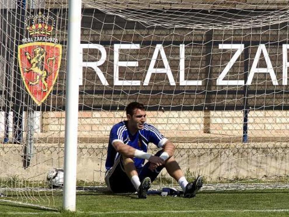 El guardameta zaragocista Roberto, sentado dentro de la portería, en una sesión de entrenamiento.