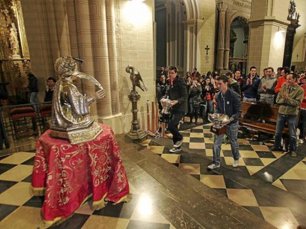 Llenas y Guille ofrecen las dos copas a Santa Emerenciana, la patrona de Teruel.