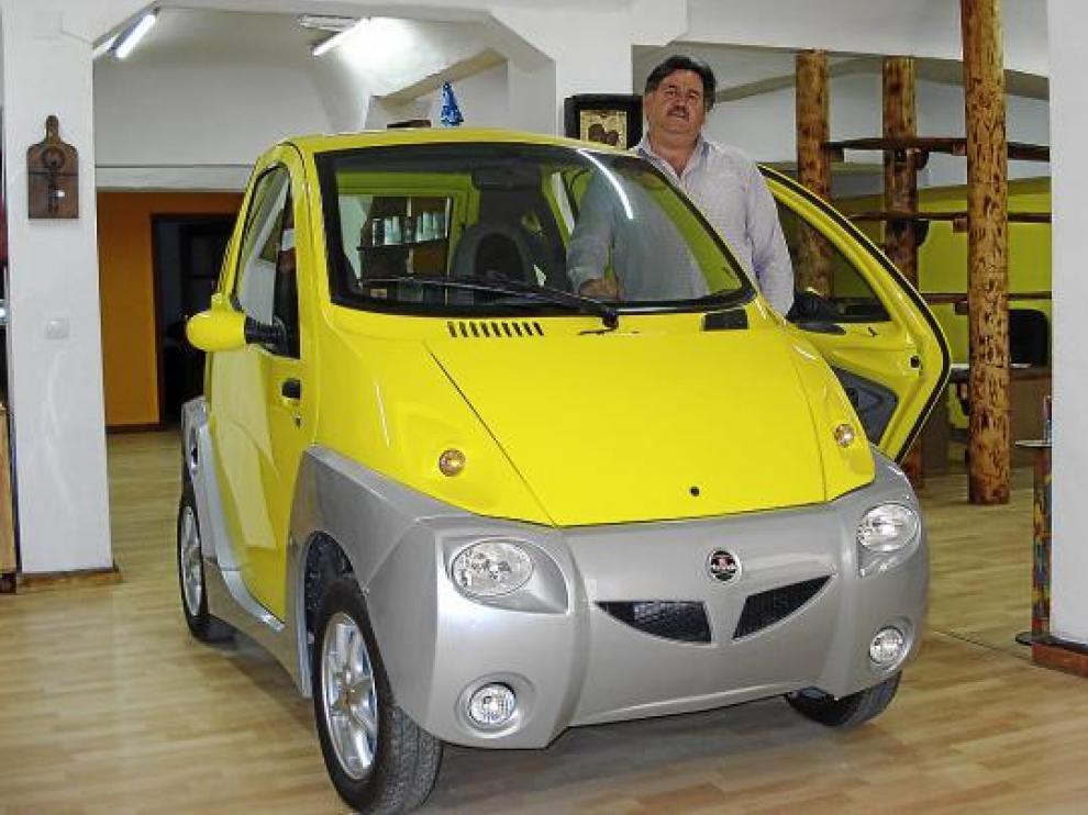Antonio Corellano, junto al coche eléctrico que sortea en su página web.