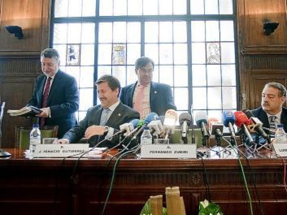 Zubiri, a la izquierda, durante la rueda de prensa de ayer.
