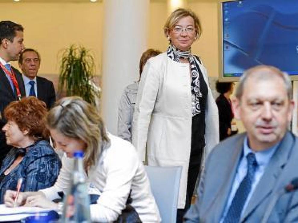 Eva Almunia, de pie, inauguró ayer los encuentros.