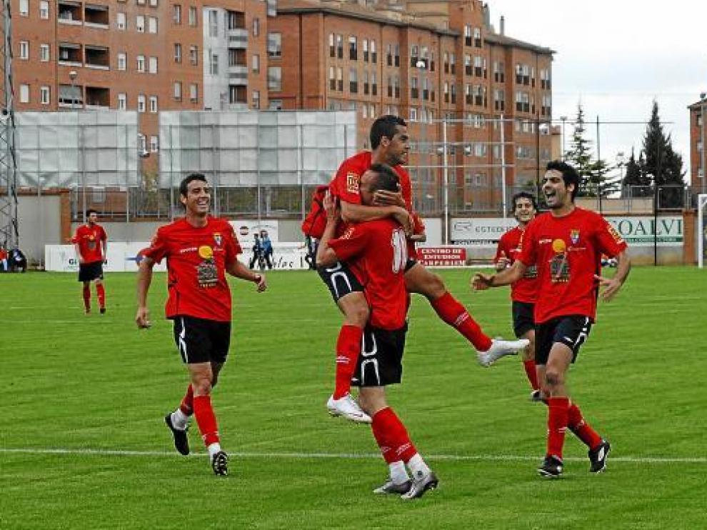 Los jugadores del Teruel celebran un gol.