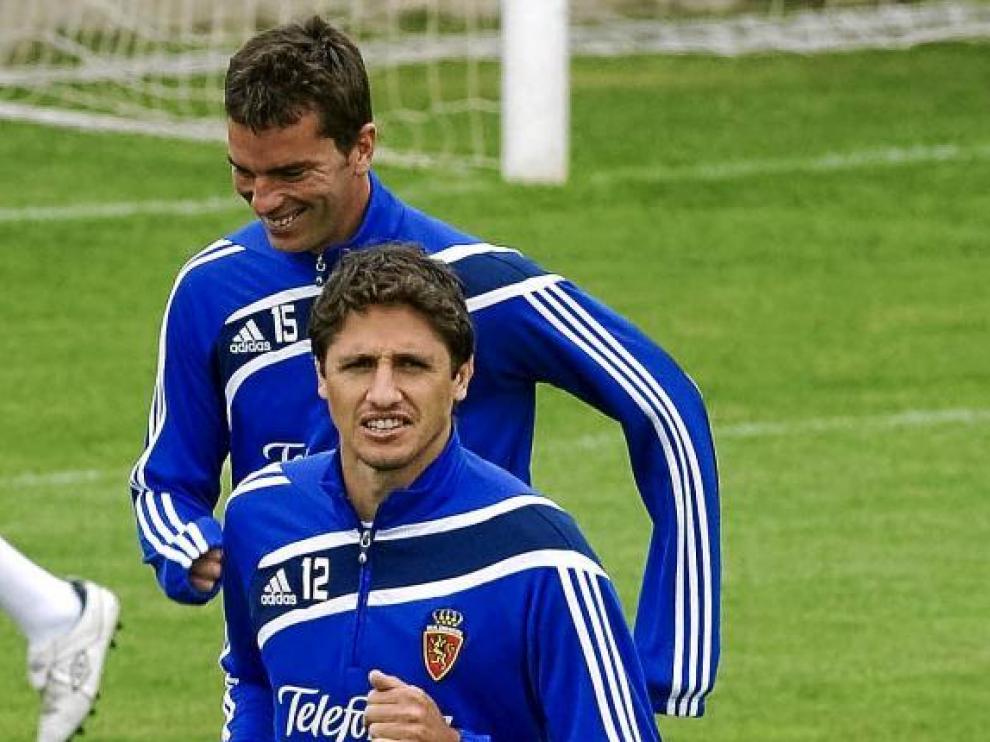 José Edmilson, en el entrenamiento de ayer, corre delante de un sonriente Pavón.