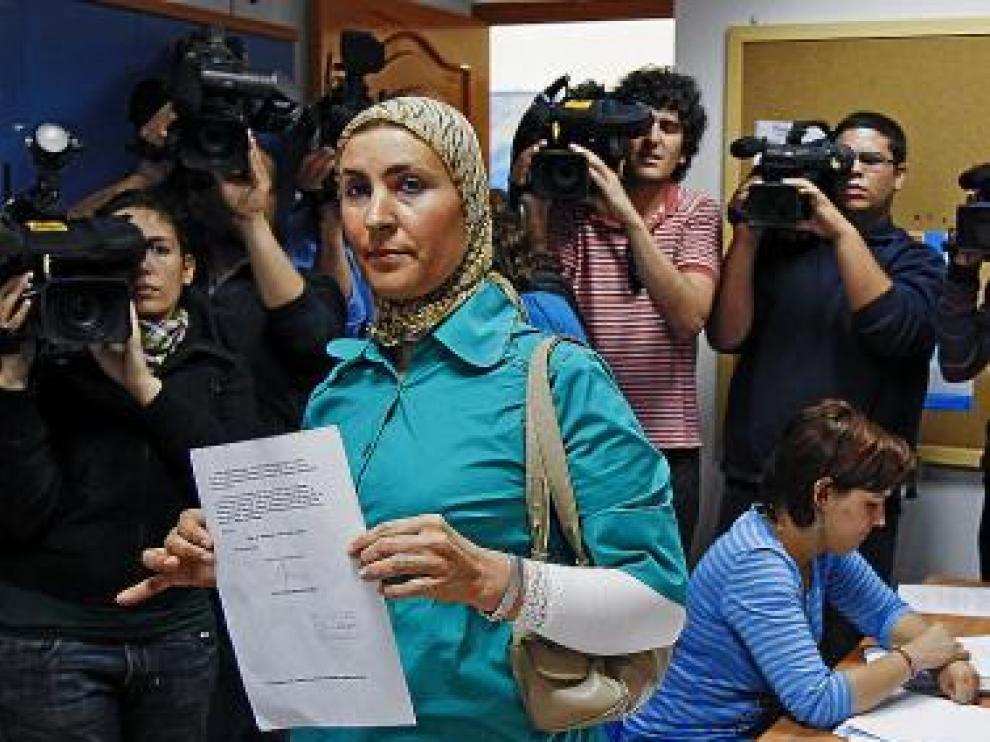 Fátima Mohamed enseña su baja como militante del PP.