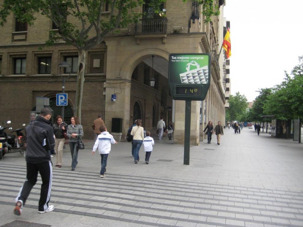 Los termómetros marcaban 14 grados a mediodía en Zaragoza, lejos de los cerca de 30 de la semana pasada