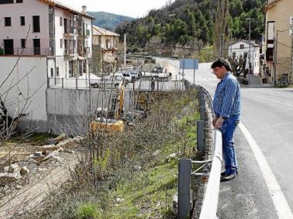 El alcalde observa las obras de ensanchamiento en la travesía.