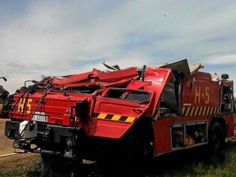 Estado en que quedó el vehículo de bomberos siniestrado.