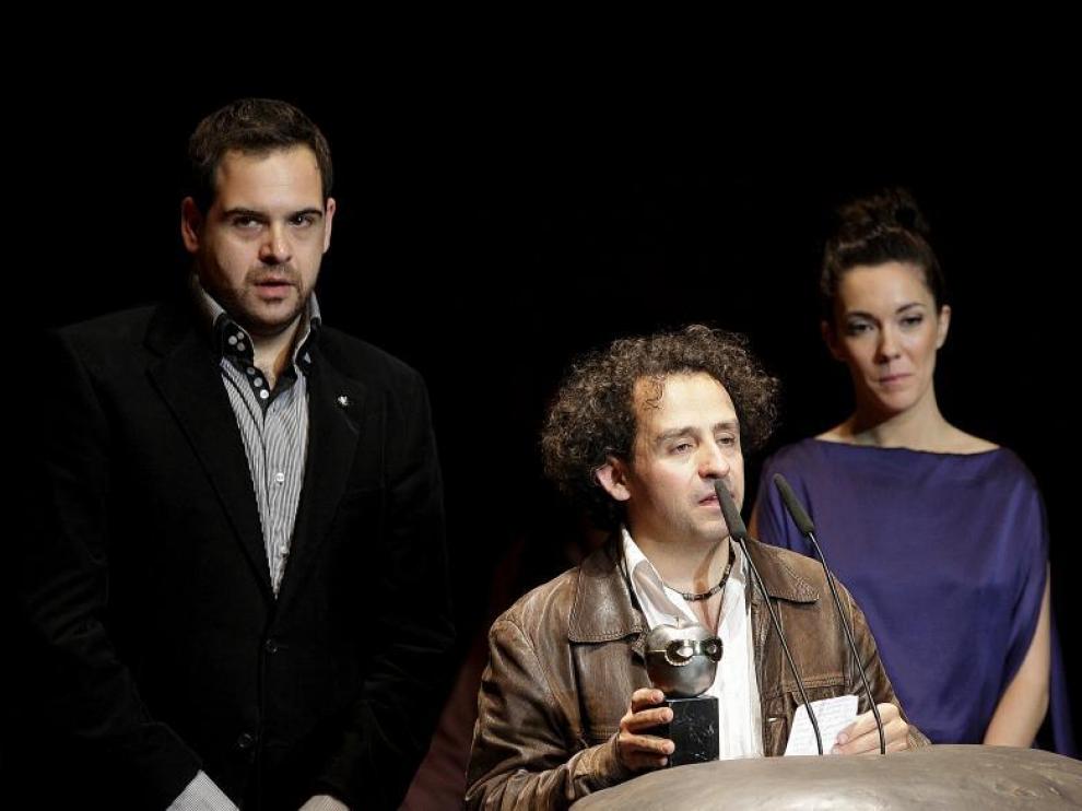 Los miembros de la compañía de teatro El Gato Negro con el Max recién conquistado.