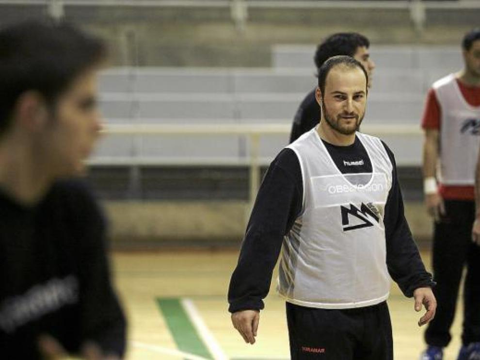 Ibai Cano, durante un entrenamiento con el Obearagón Huesca.