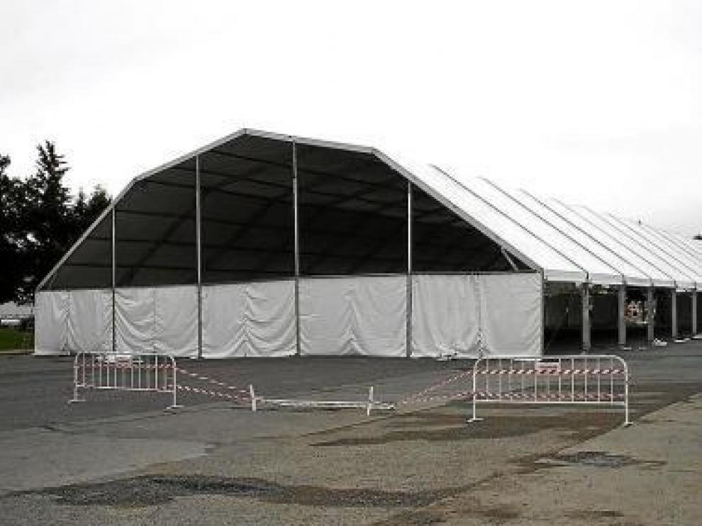 La carpa toma el relevo al local de la asociación San Mateo.