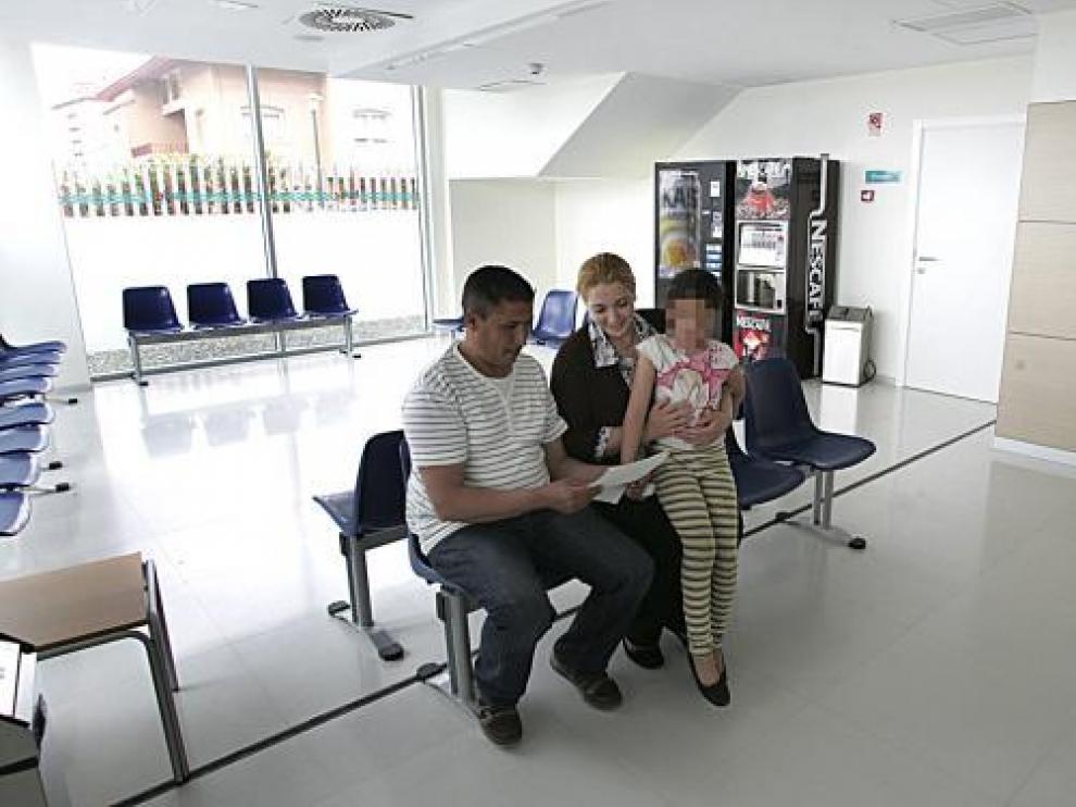 Un matrimonio y su hija, en un centro de salud de Aragón.