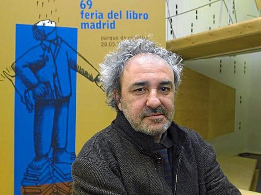 Jorge Gay posa ante el cartel que ha diseñado para la Feria del Libro de Madrid, que se presentó ayer.