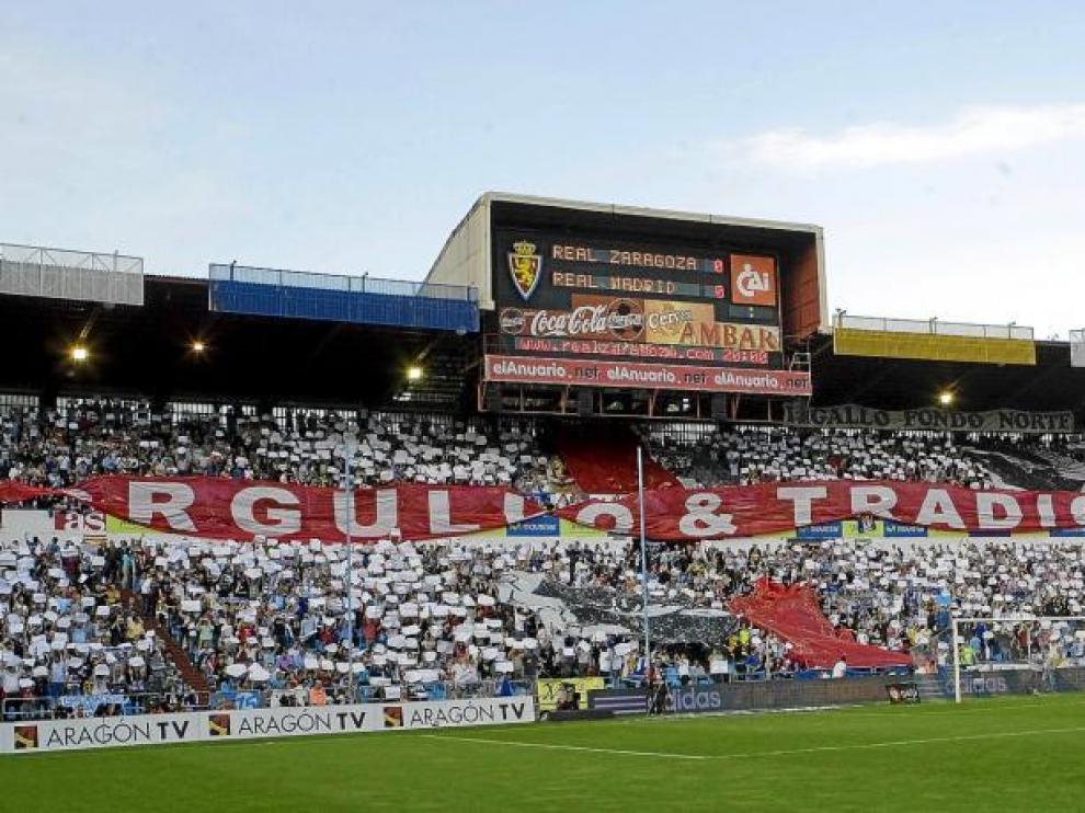 La afición del Real Zaragoza, entregada a sus colores.