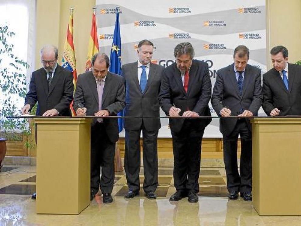 Elboj, Velasco, Iglesias, Belloch, Cosculluela y Villarroya, ayer, en la firma del convenio.