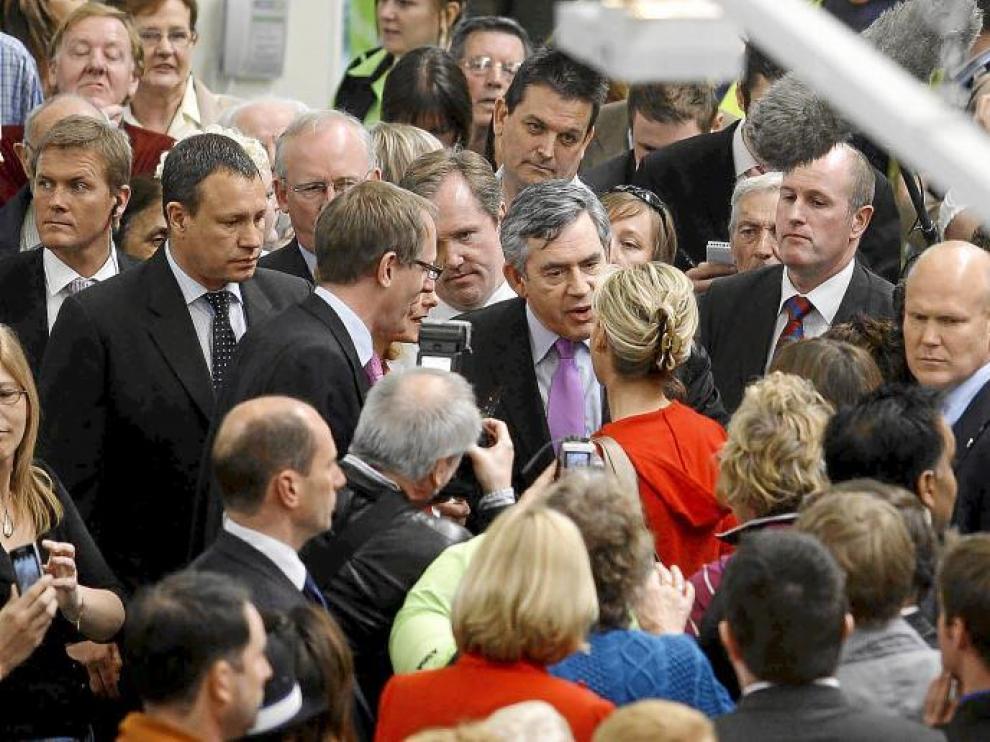 El primer ministro Gordon Brown habla con una mujer durante su visita al supermercado Asda en Telford, ayer en el Reino Unido.