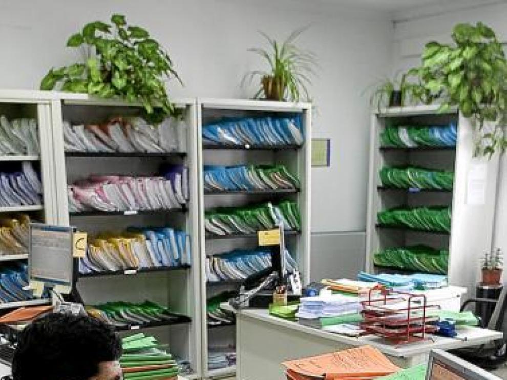 Un funcionario, ayer, entre cientos de expedientes en trámite.