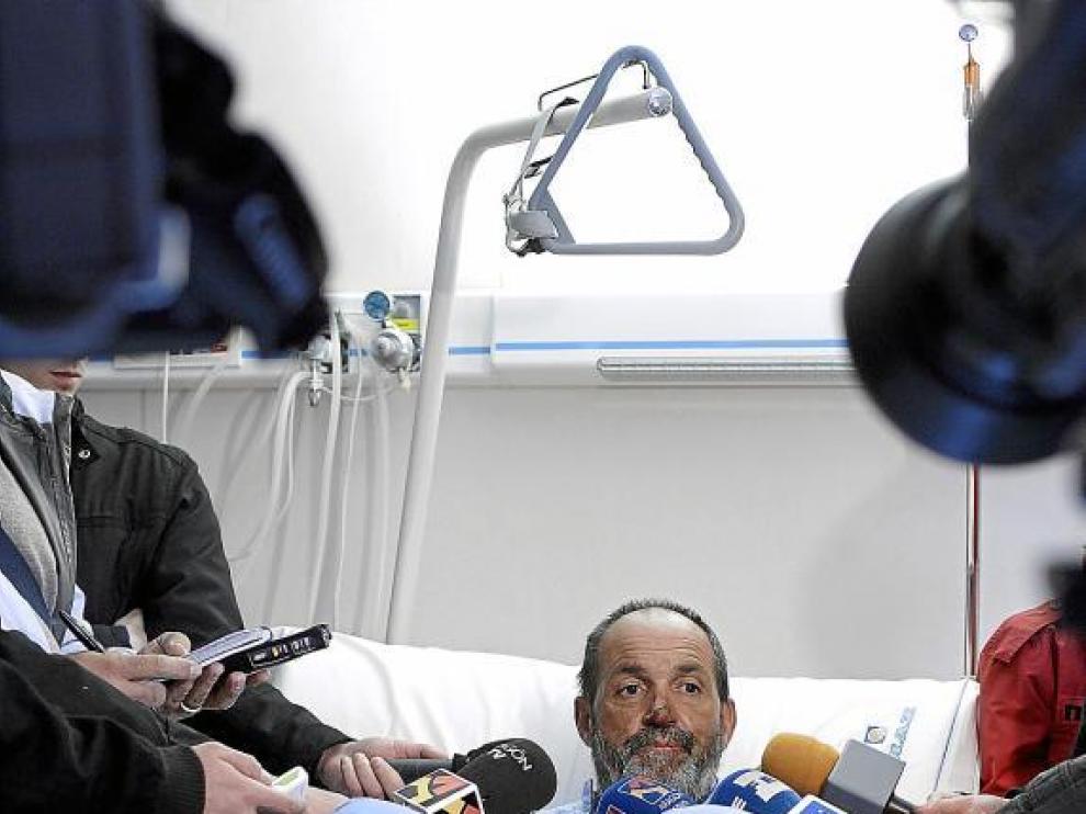 Juanito Oiarzabal atiende a los medios de comunicación en su cama de la MAZ, ayer.