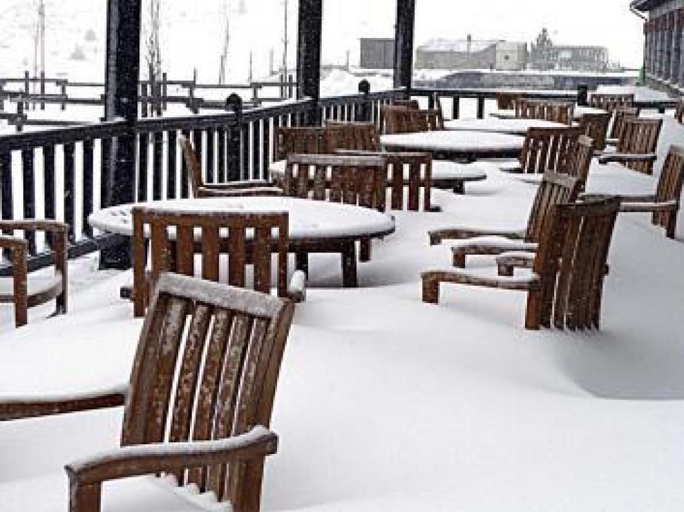 Terraza de Llanos del Hospital, donde el viento acumuló la nieve.