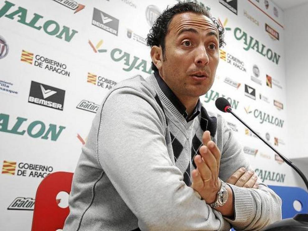 Raúl Ojeda, gerente de la Sociedad Deportiva Huesca, apareció ayer ante los medios de comunicación para hacer un repaso a la actualidad del club azulgrana.
