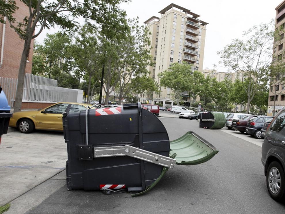 El fuerte viento tumba contenedores en La Romareda