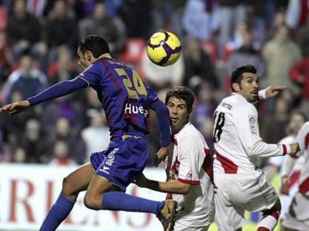 Iriome intenta el remate durante el Huesca-Rayo (2-1).