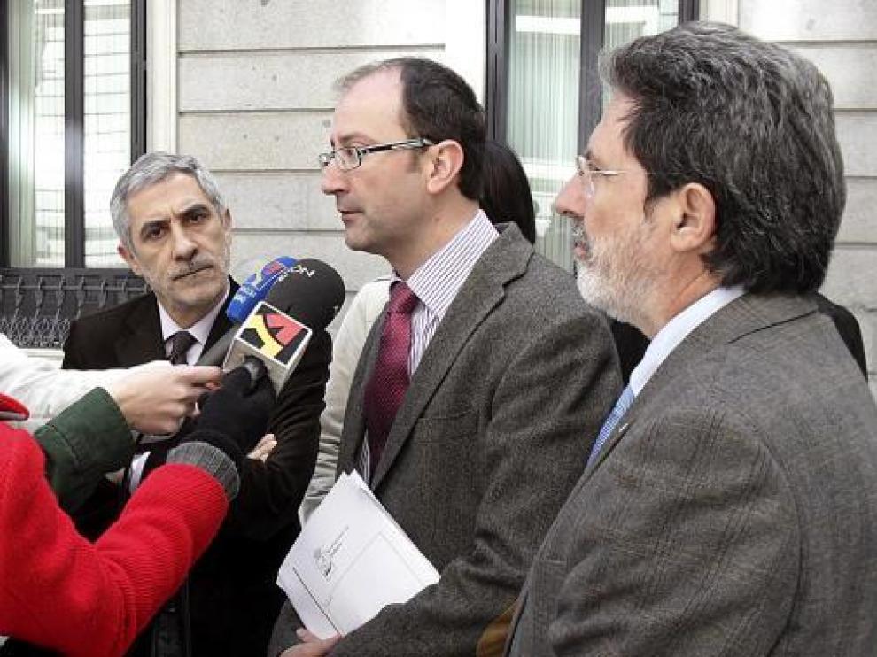 El diputado nacional de IU, junto al alcalde de Andorra y el coordinador de IU-Aragón.