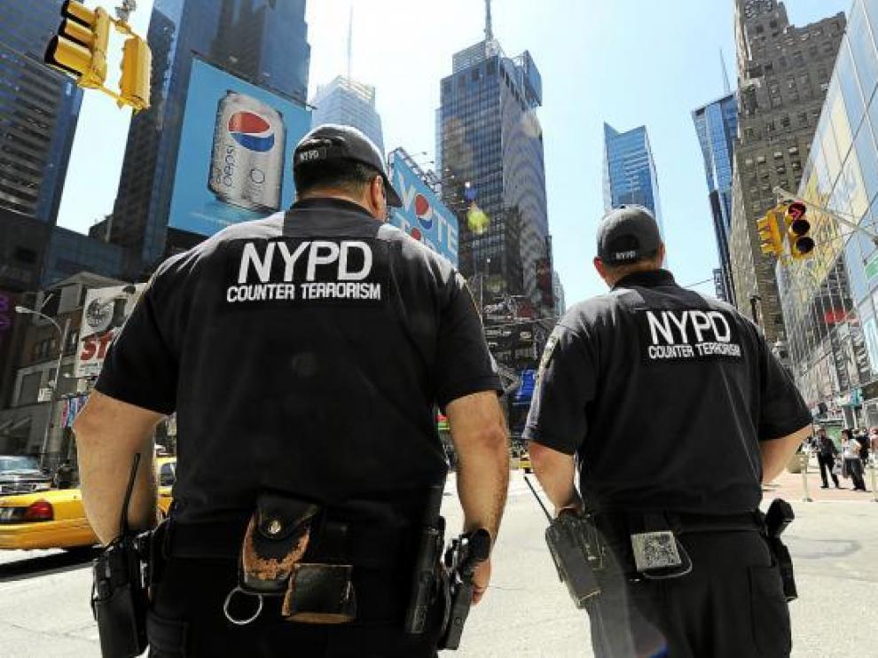Dos agentes de la Policía de Nueva York patrullan en Times Square, ayer.