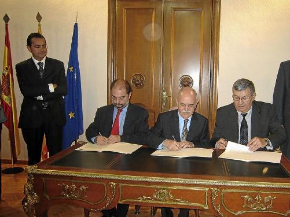 Representantes del Ayuntamietno de Ejea, de la DGA y de la empresa firman el protocolo de instalación.