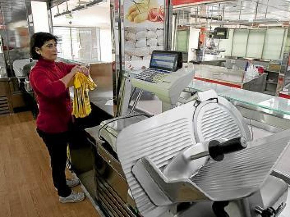 María Jesús Martín pone a punto su charcutería.