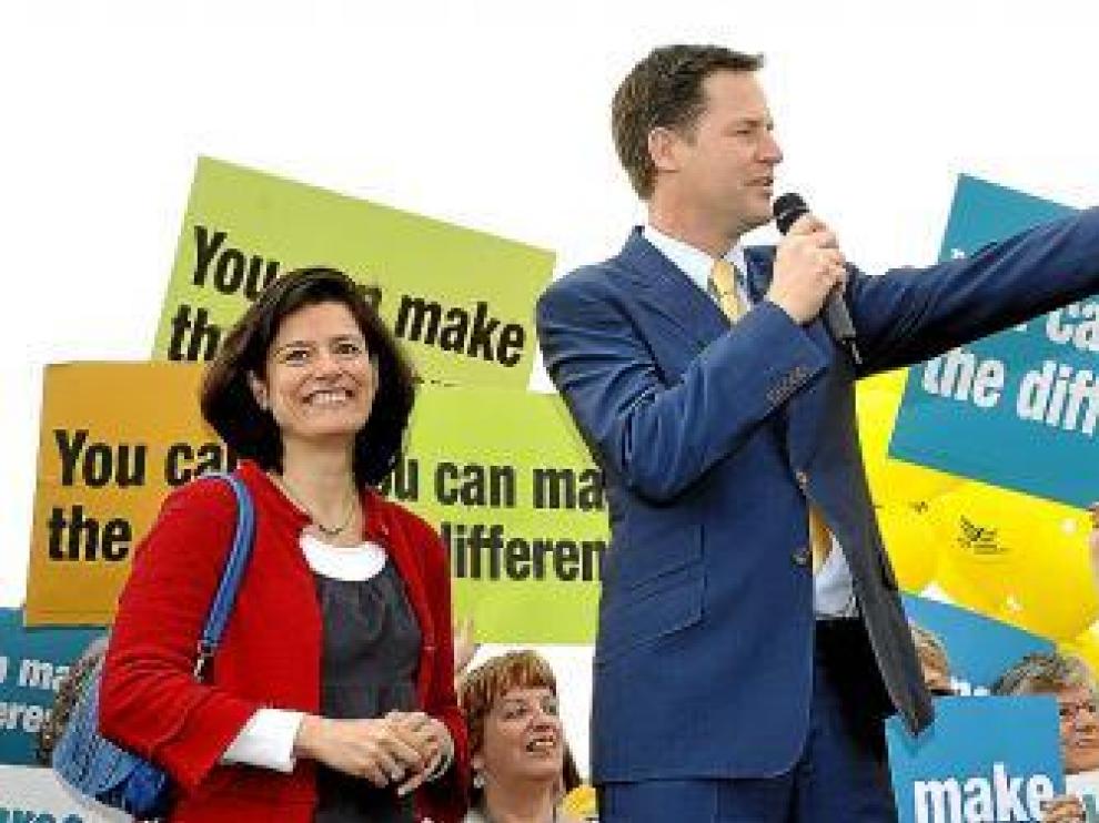 Clegg y su esposa, la española Miriam González, ayer en Eastbourne.