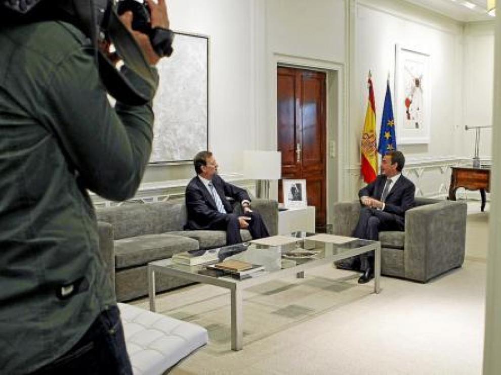Zapatero y Rajoy, ayer al inicio de la reunión en el palacio de la Moncloa.