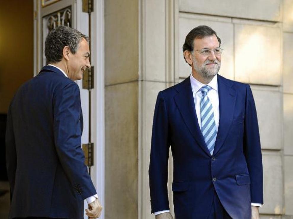 José Luis Rodríguez Zapatero y Mariano Rajoy, en las escaleras de acceso a La Moncloa.
