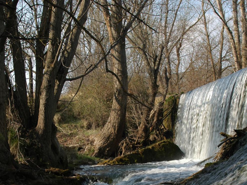 Azud del río Manubles a su paso por Berdejo.