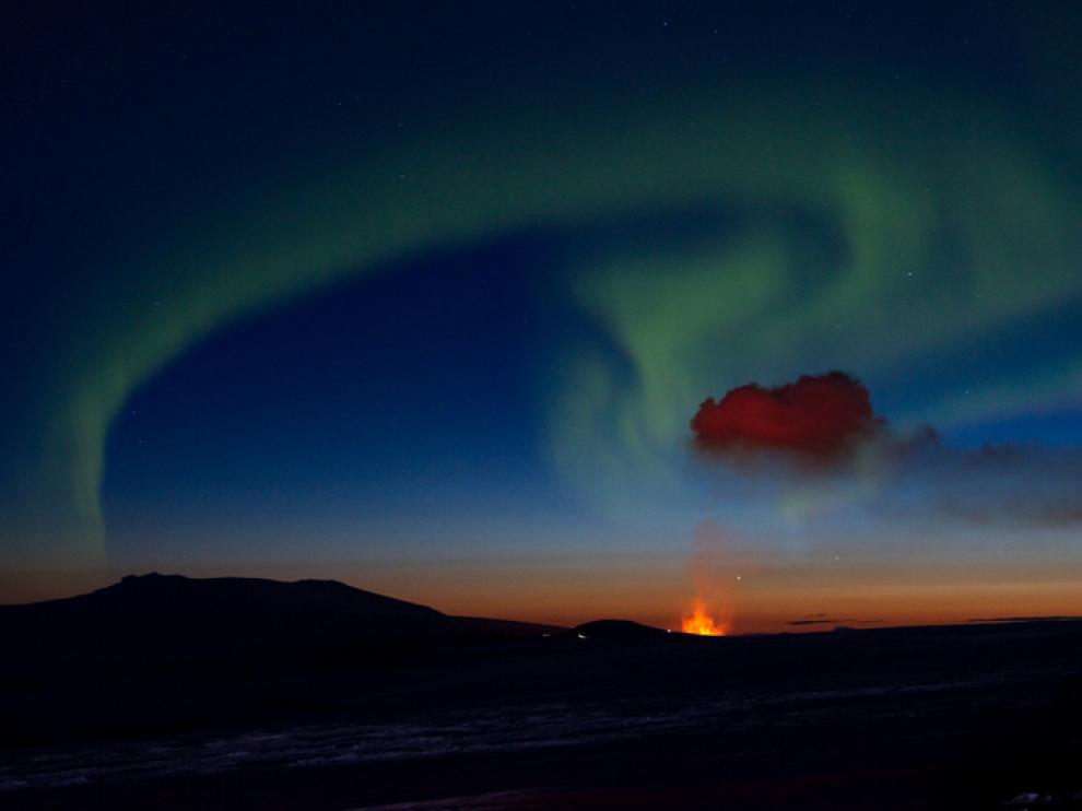 Aurora boreal sobre el volcán Eyjafjallajökull, durante las erupciones