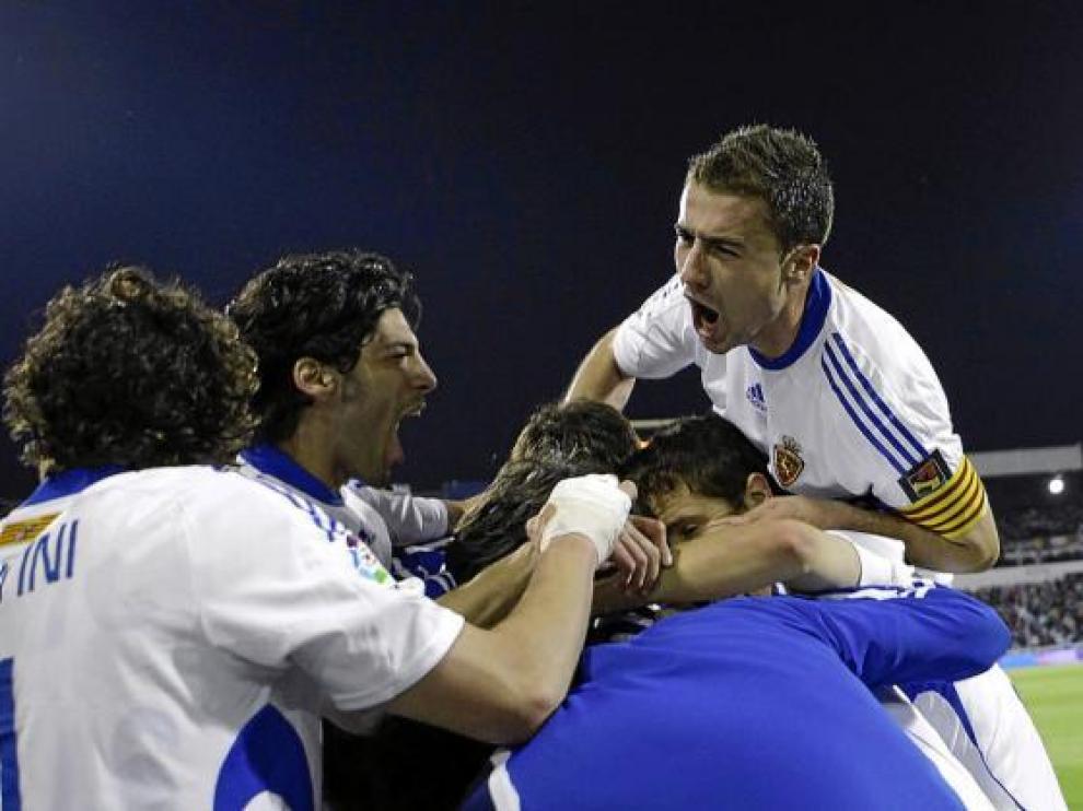 Los jugadores del Real Zaragoza se abrazan tras el gol de Colunga.