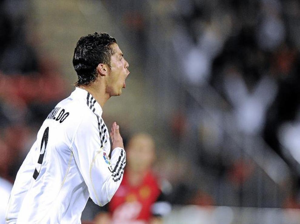 Cristiano Ronaldo celebra uno de los goles que anotó ayer en el Ono Estadi.