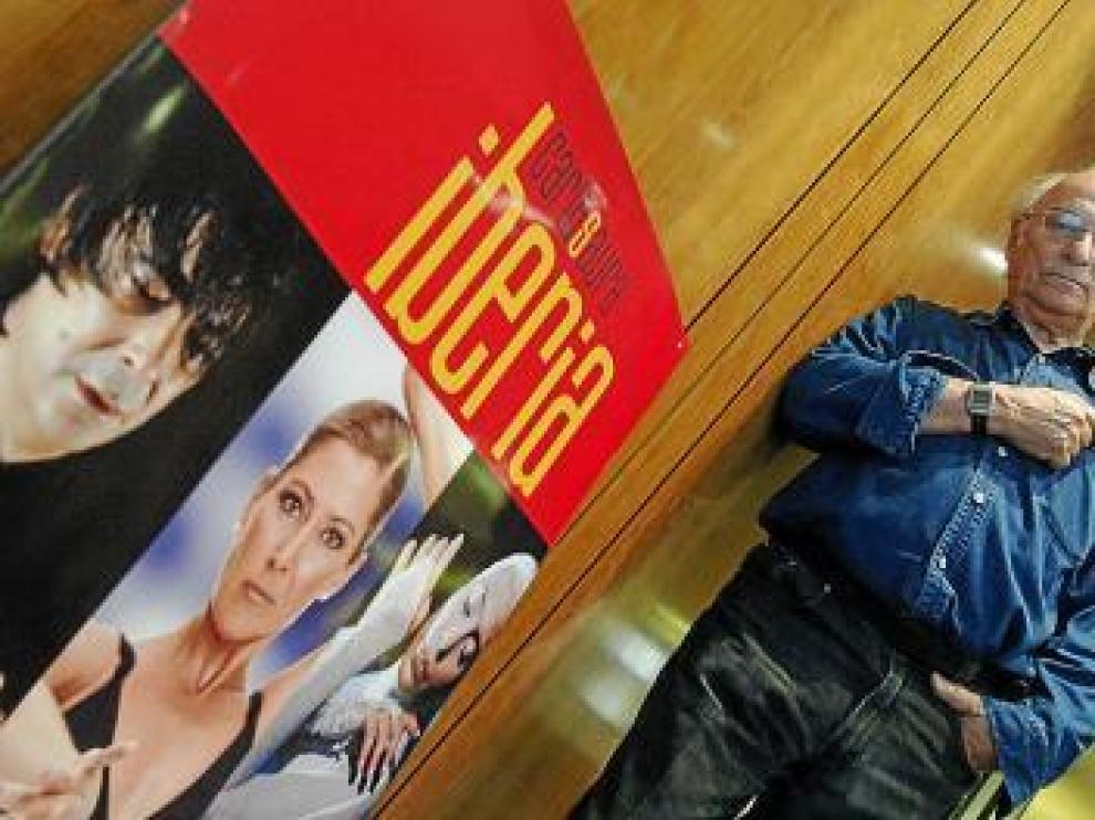 Carlos Saura, ante el cartel de 'Iberia', que se proyecta hoy.