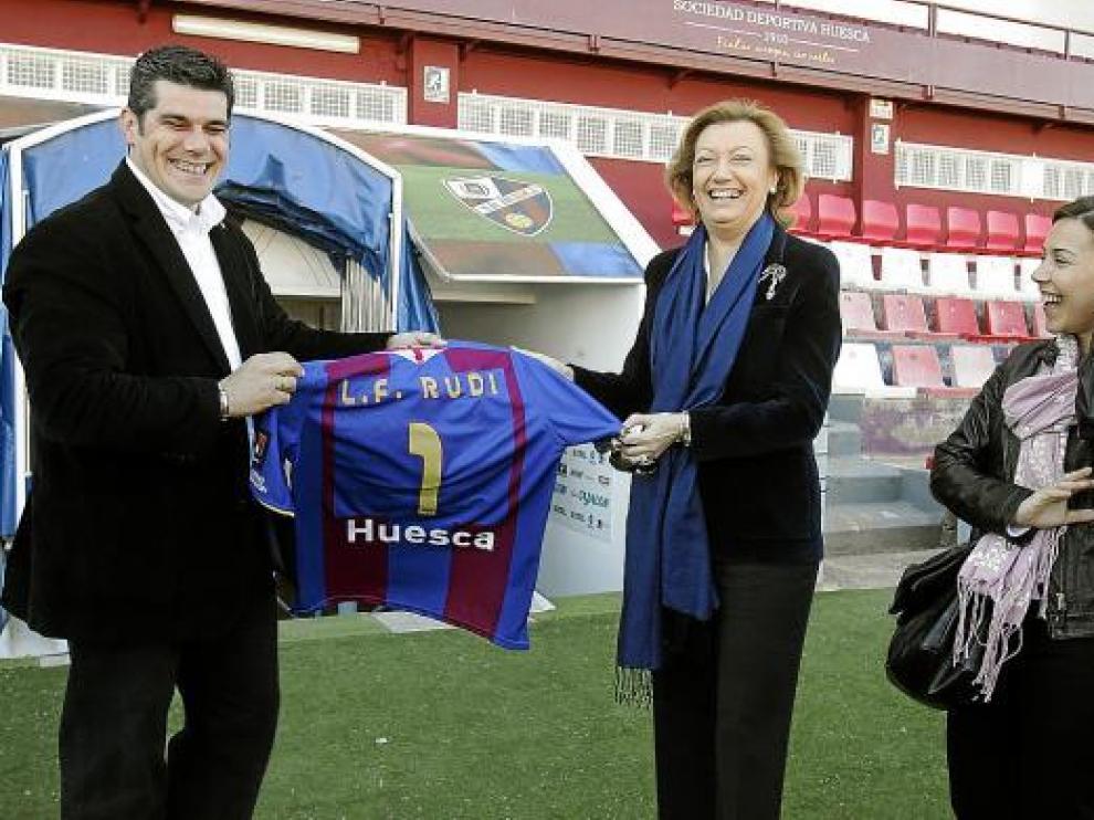 Losfablos sostiene con Luisa Fernanda Rudi una camiseta personalizada. A la derecha, Ana Alós.
