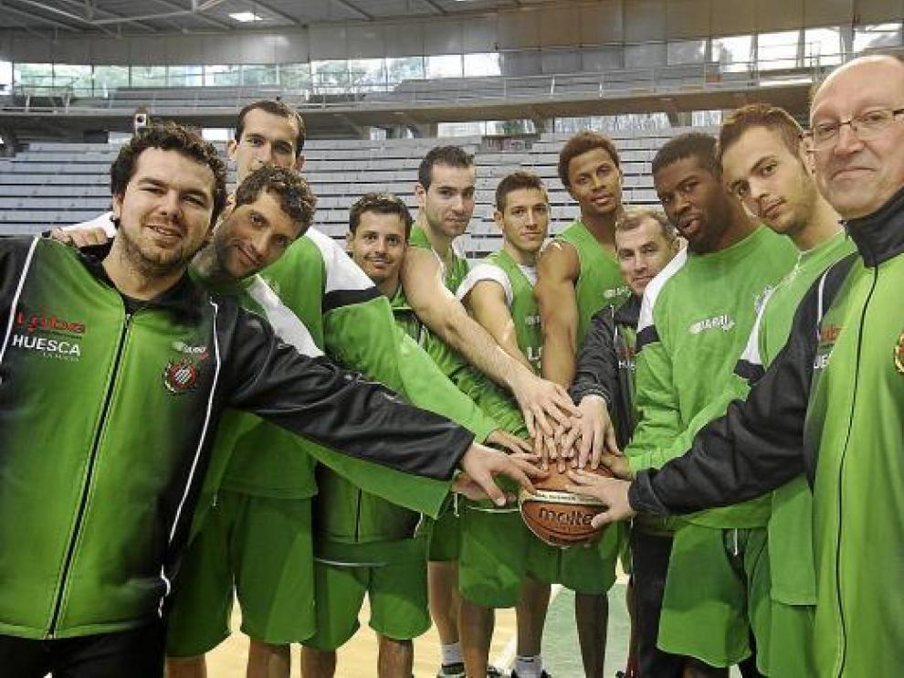 El equipo ayer en la sesión de estiramientos en el Palacio de los Deportes de Huesca.