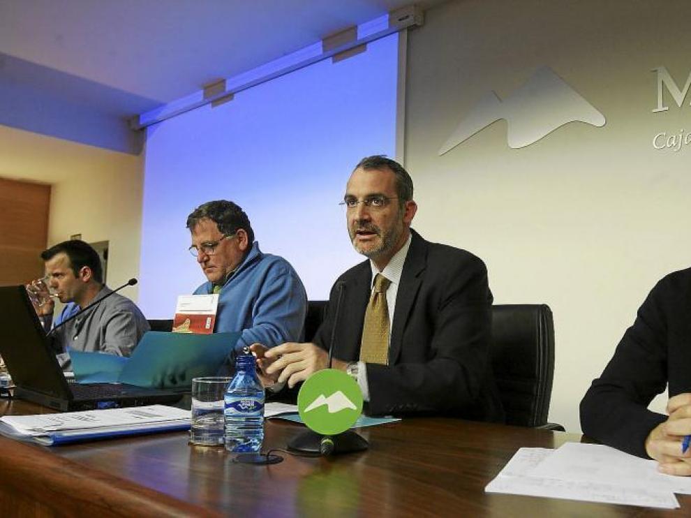 De izquierda a derecha, Jaime Casterad, el moderador de la mesa Miguel Chivite, Álvaro Burrel y Eduardo Generelo.