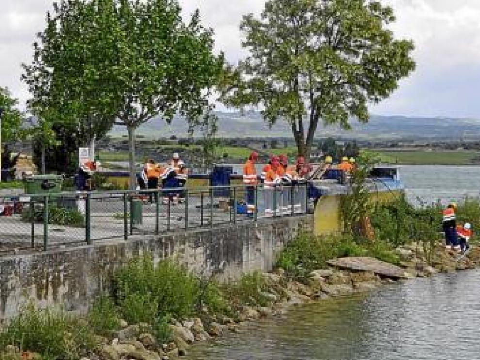 Operarios en el embalse de San Bartolomé.
