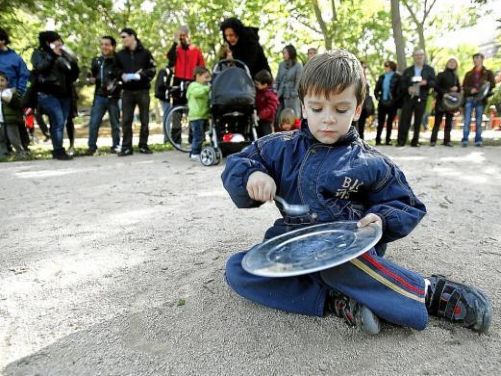 Los vecinos del entorno del parque Bruil -incluso los más jóvenes- sacaron los pucheros a la calle.