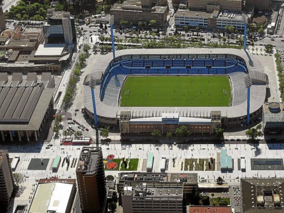 Vista aérea del campo de fútbol de la Romareda, que sigue a la espera de su sustitución por un nuevo estadio en San José.