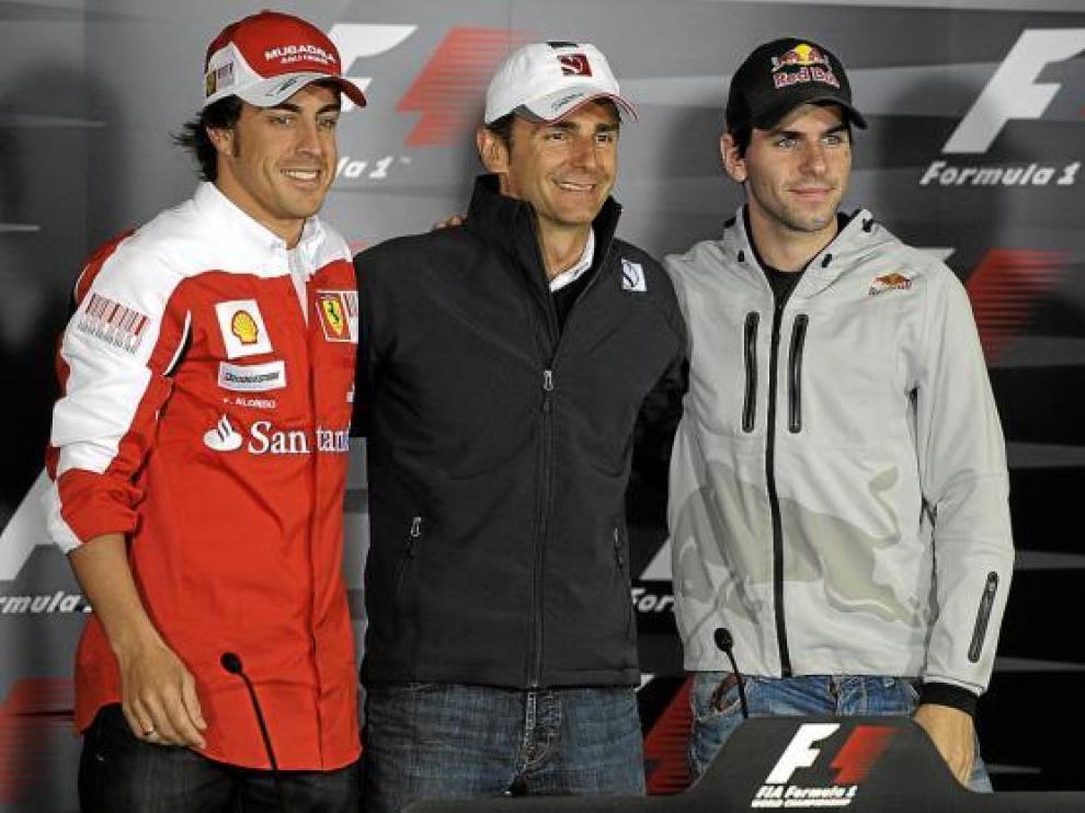 Alonso, De la Rosa y Alguersuari posan durante la rueda de prensa de ayer.