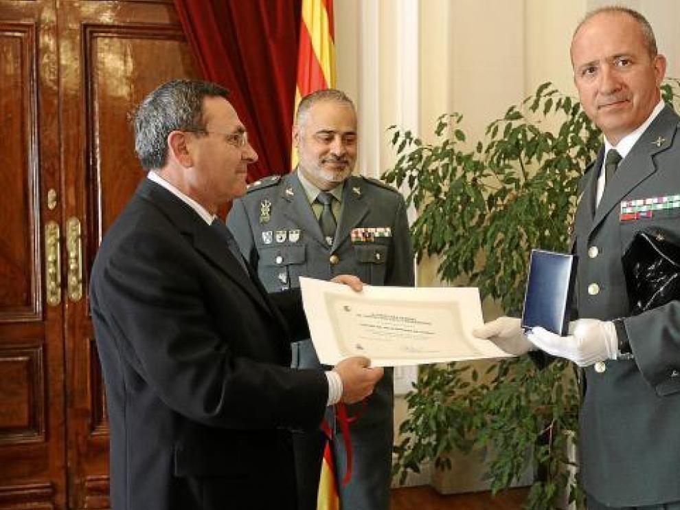 Ramón Zapatero entrega el título al capitán Guillermo Fernández ante el teniente coronel Carlos Crespo.