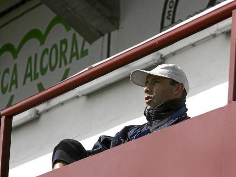 El técnico del Huesca sigue las evoluciones de sus jugadores en El Alcoraz.