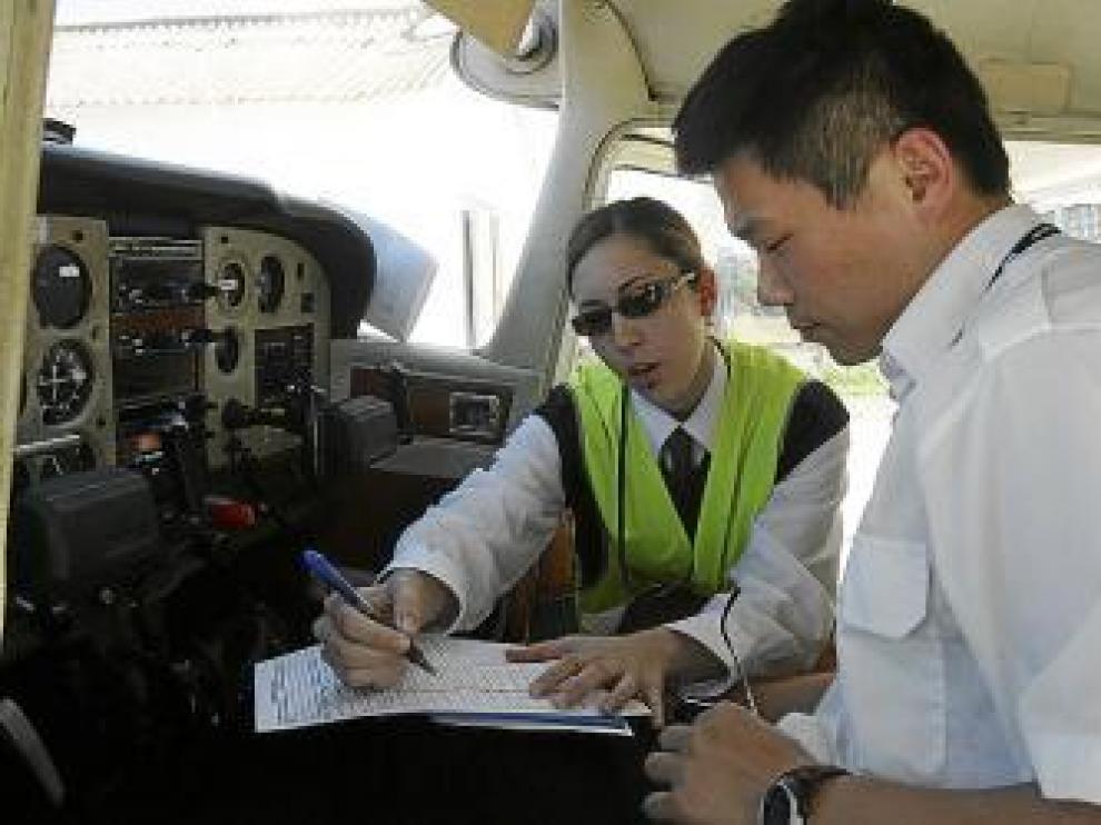 Paula, instructora, tras un vuelo de prácticas con Wang Xiubiao.