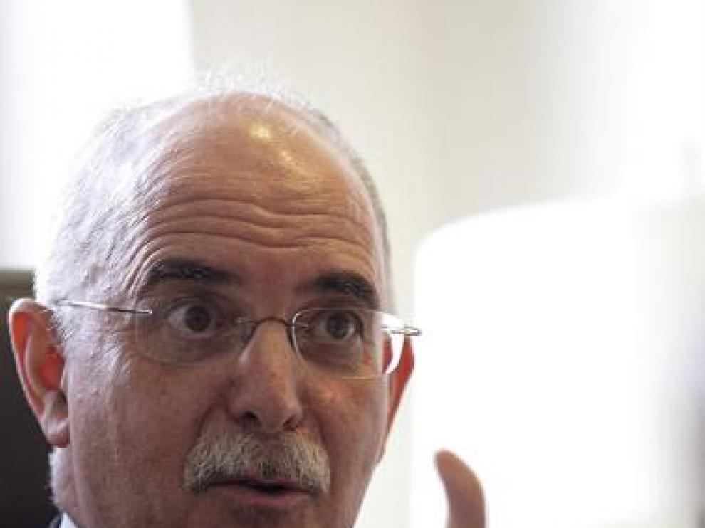 El consejero de Economía, en su despacho de la DGA.