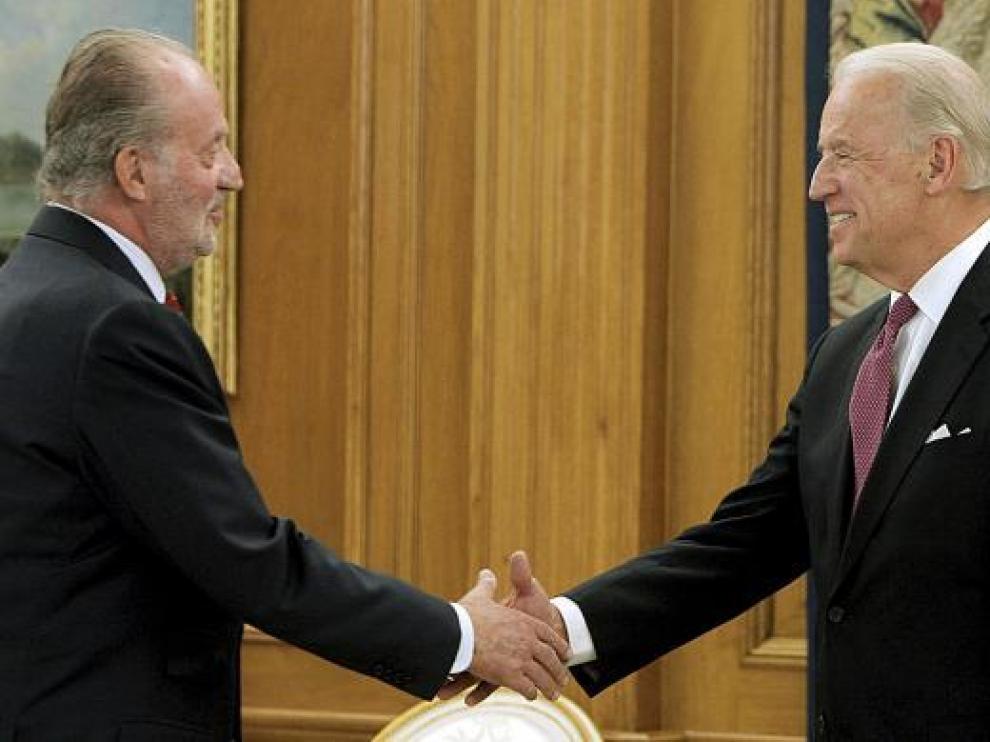 El Rey da la mano al vicepresidente de EE. UU. durante la audiencia en la Zarzuela.